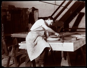Hombre trabajando en la fábrica de pianos Hardman, Peck y Co., Nueva York, 1907