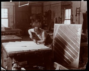 Hombre trabajando en la fábrica de pianos Hardman, Peck y Co., Nueva York, 1907 de Byron Company