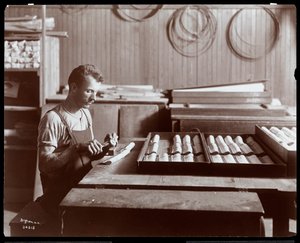 Hombre trabajando en la fábrica de pianos Hardman, Peck y Co., Nueva York, 1907