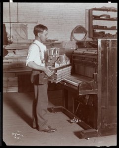 Hombre trabajando en la fábrica de pianos Hardman, Peck y Co., Nueva York, 1907