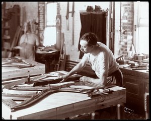 Hombre trabajando en la fábrica de pianos Hardman, Peck y Co., Nueva York