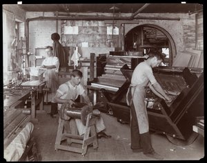 Hombres trabajando en la fábrica de pianos Hardman, Peck und Co., Nueva York, 1907