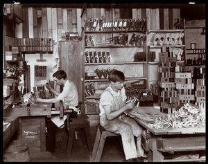 Hombres trabajando en la fábrica de pianos Hardman, Peck y Co., Nueva York, 1907