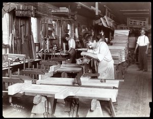 Hombres trabajando en la fábrica de pianos Hardman, Peck y Co., Nueva York, 1907 (impresión de gelatina de plata) de Byron Company