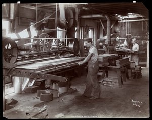 Hombres trabajando en la fábrica de pianos Hardman, Peck y Co., Nueva York, 1907