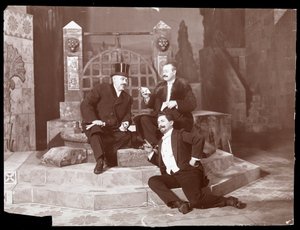 Oscar Hammerstein y dos más en la Ópera de Manhattan, c.1905 (impresión de gelatina de plata)