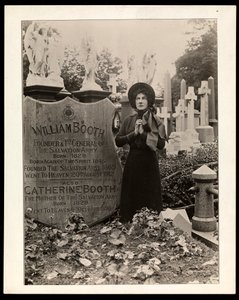 Retrato de Eva Booth en la tumba de su padre, el General William Booth, c.1915