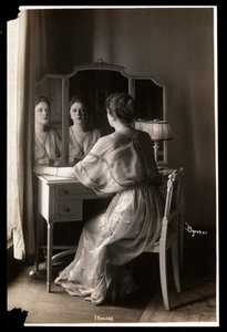 Retrato de Jobyna Howland sentada en su tocador, 1908-9 de Byron Company