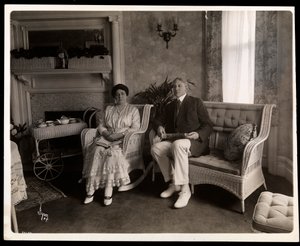 Retrato del Sr. y la Sra. Howard sentados en una sala de estar en su casa en 200 5th Avenue, Nueva York, 1916-6