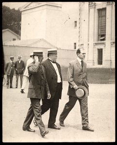 El presidente William Howard Taft con el profesor Arthur Twining Hadley de la Universidad de Yale y otro hombre, 1900-20