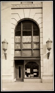 Fachada de En Route Service, Inc., en el Savoy Plaza Hotel, 59th Street y 5th Avenue, Nueva York, 1928 de Byron Company