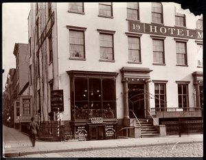 El Hotel Martin en 19 Lafayette Place, Nueva York, 1896 de Byron Company