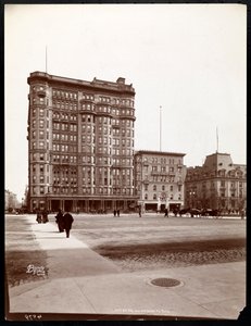 El Hotel Savoy en la calle 59 y la 5ª Avenida, vista desde la entrada al Central Park, Nueva York, 1898