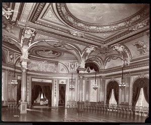 El salón de baile en el Hotel Savoy, c.1895-96 de Byron Company