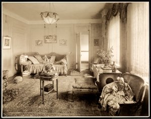 El salón de la suite 1047 en el Hotel Majestic, 1925 de Byron Company