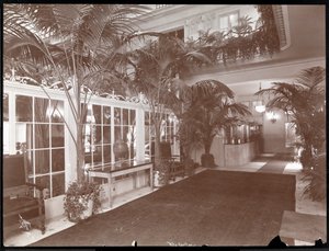 El vestíbulo y la recepción del Hotel Ritz-Carlton, c.1910-11 de Byron Company