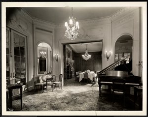 La sala de música del conjunto Louis XVI en el Hotel St. Regis, 1937