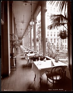 La veranda en el Hotel Park Avenue, 1901 o 1902