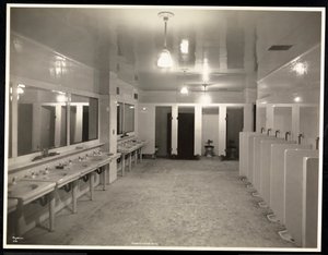 Baños en el Hotel Pennsylvania, 1918 de Byron Company