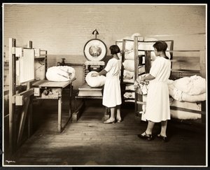 Dos mujeres afroamericanas pesando bolsas de lavandería en Carolyn Laundry en 111 East 128th Street, East Harlem, Nueva York, 1928