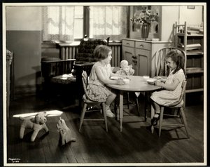 Dos niñas ciegas comiendo en una mesa pequeña con una muñeca en la Asociación para Ciegos de Nueva York, 111 East 59th Street, Nueva York, 1933 (impresión de gelatina de plata)