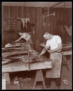 Dos hombres trabajando en la fábrica de Harrington Piano Co., 1907