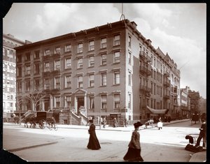 Vista del Hotel Kensington en la Quinta Avenida, cerca de Washington Square, Nueva York, 1904 de Byron Company