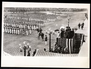 Vista de la princesa Eulalia de España revisando el desfile del 7º Regimiento en la Celebración de Colón en el Hotel Savoy, Nueva York, 1899 de Byron Company
