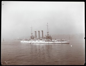 Vista de un barco militar, presumiblemente en el río Hudson cerca de West Point durante la visita del Príncipe Luis de Battenberg, 1905 de Byron Company