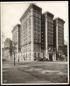 Vista del Hotel Majestic en la calle 72 desde el otro lado de Central Park West, Nueva York, 1920 de Byron Company