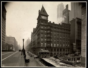 Vista del Hotel Murray Hill, Park Avenue y la calle 40, Nueva York, desde el viaducto de Park Avenue, 1931 de Byron Company
