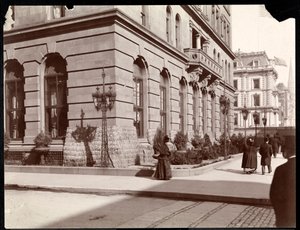 Vista del Hotel Waldorf Astoria y la residencia de J. J. Astor a lo largo de la 5ª Avenida en las calles 33 y 34, Nueva York, 1895