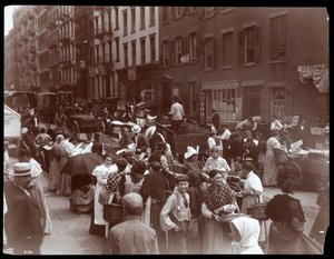 Vista de la multitud y vendedores ambulantes en Hester Street, Nueva York, 1899