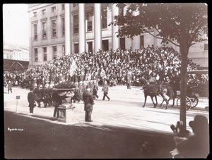 Vista de la multitud en los escalones del Ayuntamiento de Brooklyn durante el Desfile de la Policía de Brooklyn, 1897 de Byron Company