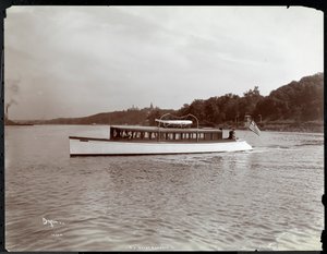 Vista del yate Delicia del New York Yacht, Launch und Engine Co. en el río Hudson cerca de Morris Heights, Nueva York, 1903