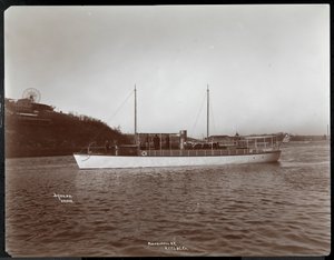 Vista del yate Mousquetaire de la New York Yacht, Launch und Engine Co. en el río Harlem, Nueva York, 1905
