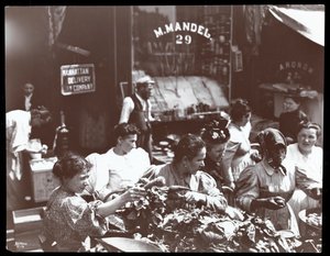 Vista de mujeres comprando verduras a un vendedor ambulante en Hester Street, Nueva York, 1898 (impresión de gelatina de plata)