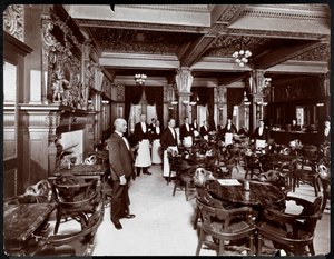 Camareros en un café en el Hotel Delmonico, 1902 de Byron Company