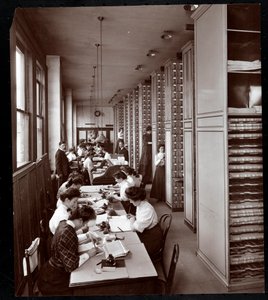 Mujeres trabajando en una sala de archivos, bajo supervisión masculina, en la Metropolitan Life Insurance Co. en la calle 23 y la avenida Madison, Nueva York, 1907 de Byron Company