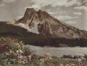 Monte Burgess y chalet Emerald Lake (foto en color)