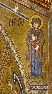 Ábside: Virgen Anunciada, mosaico bizantino con fondo dorado en el tímpano del ábside (mosaico)