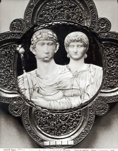 Camafeo que representa al Emperador Honorio (395-423) y su esposa, María (marfil y metal) de Byzantine