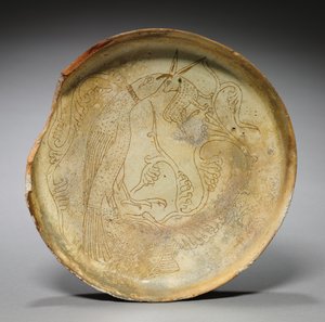 Plato hondo con halcón, conejo y follaje, 1100s de Byzantine