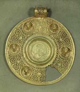 Medallón circular de oro: solidus de Constantino I el Grande (270-337 d.C.) acuñado en Sirmium en 321 d.C., en un marco de opus interrasile, adornado con 5 bustos en relieve. Siglo IV d.C. Sol 0,092 m París, Museo del Louvre de Byzantine