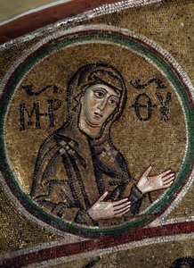 La Virgen Oranta (Representación cristiana ortodoxa de la Virgen María, orando con los brazos extendidos) (La Virgen Orans). Mosaico de un maestro bizantino, alrededor de 1037-1050, arte ruso antiguo. Bóveda del Coro de la Catedral de Santa Sofía en Kyiv (