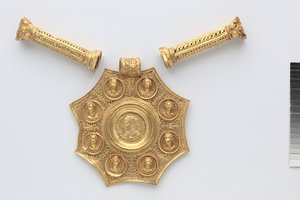 Colgante octagonal y dos espaciadores en forma de columnas corintias, 324-326 (oro) de Byzantine