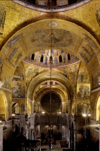 Arquitectura bizantina: vista del transepto sur (con cúpula dedicada a San Leonardo), el rosetón. 1542-1551 Basílica de San Marcos, Venecia