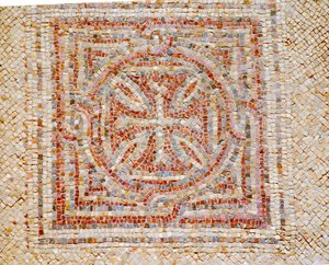 Detalle de una cruz del suelo de mosaico de la iglesia bizantina en Shoham, Israel, c. siglo V d.C. (mosaico) de Byzantine Byzantine