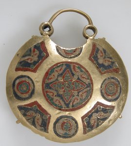 Colgante de templo con dos pájaros flanqueando un Árbol de la Vida (frente) y motivos geométricos y vegetales (detrás), Rus de Kiev de Byzantine Byzantine