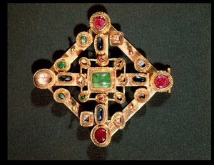 Broche en forma de cruz griega (oro y piedras preciosas) de Byzantine School